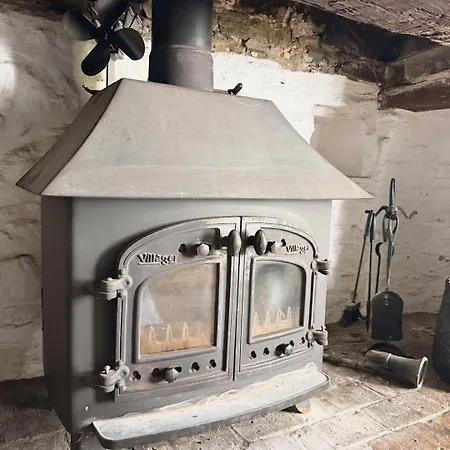 1641 Historic Sleeps 16 Bath *