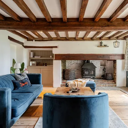1641 Historic Sleeps 16 Bath *