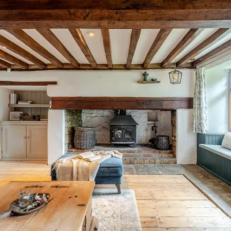 1641 Historic Sleeps 16 Bath
