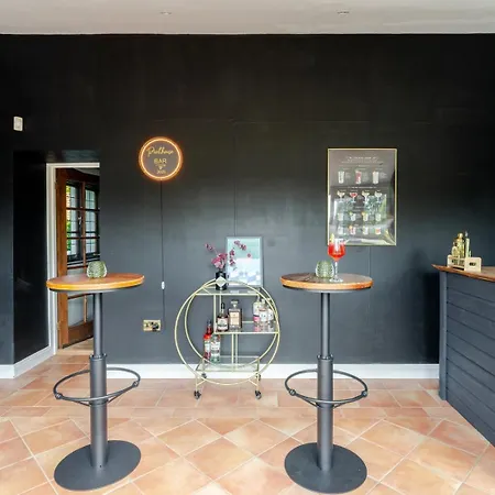 1641 Historic Sleeps 16 Bath *