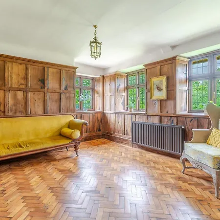1641 Historic Sleeps 16 Bath