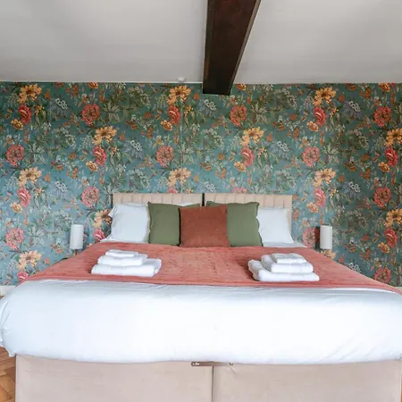 Nyaraló 1641 Historic Sleeps 16 Bath