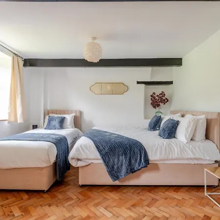 1641 Historic Sleeps 16 Bath