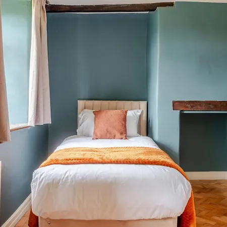 1641 Historic Sleeps 16 Bath