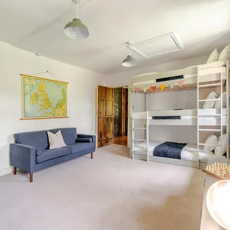 1641 Historic Sleeps 16 Bath