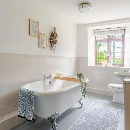 1641 Historic Sleeps 16 Bath