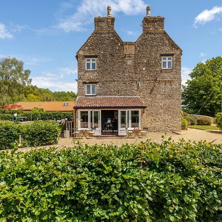 1641 Historic Sleeps 16 Bath *
