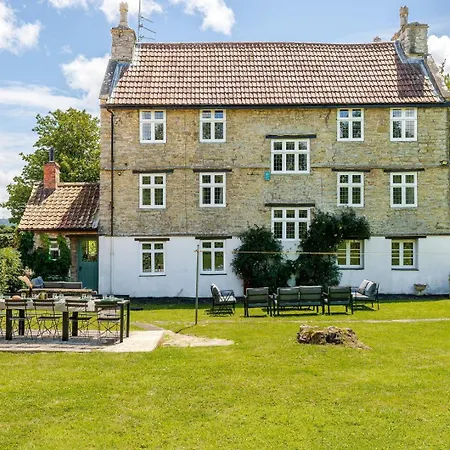 1641 Historic Sleeps 16 Bath *