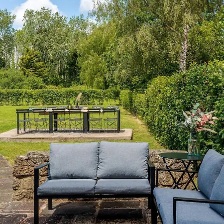 1641 Historic Sleeps 16 Bath
