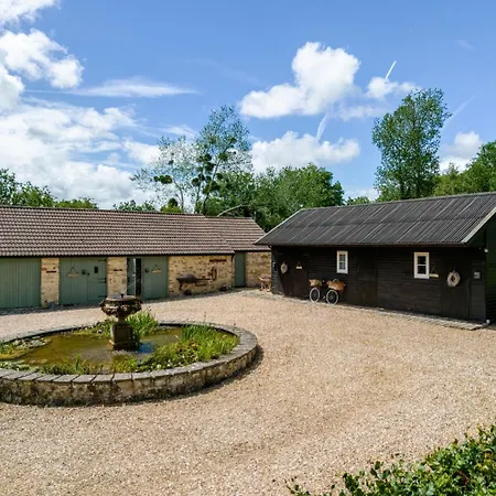 1641 Historic Sleeps 16 Bath *