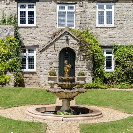 1641 Historic Sleeps 16 Bath